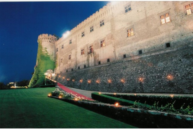 ローマより約1時間の町ブラッチャーノにそびえ立つオデスカルキ城