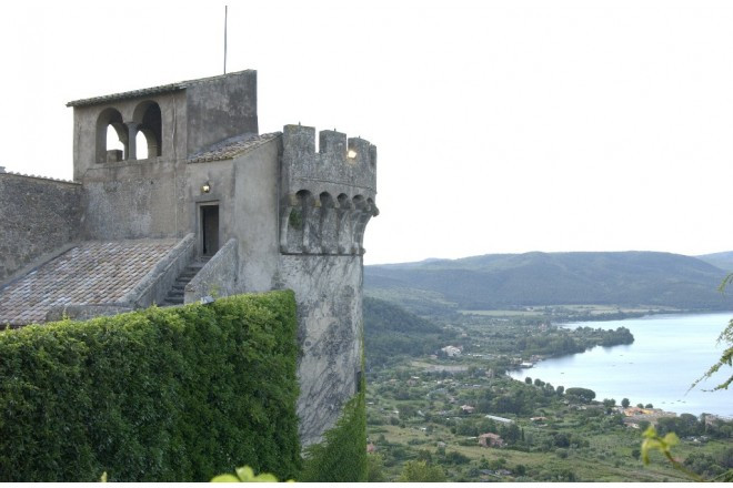 オデスカルキ城から眺める美しいブラッチャーノ湖は最高の情景