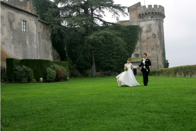 花や緑溢れるお城のガーデンでの写真撮影