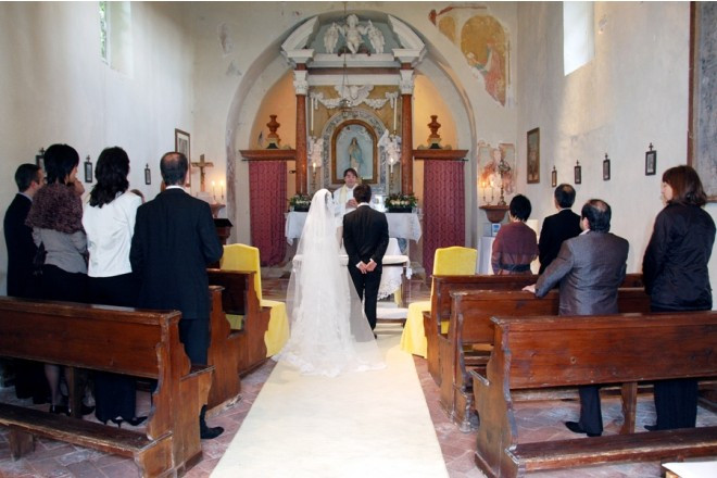 クラシカルかつシンプルな内装のチャペル。心穏やかなアットホーム挙式に最適。