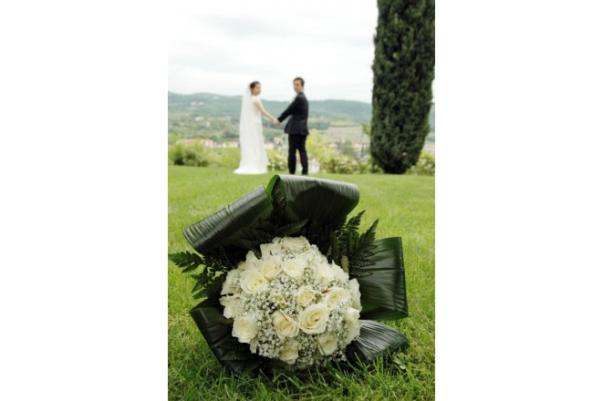 挙式後は緑豊かな敷地内でのフォト撮影を楽しんで。