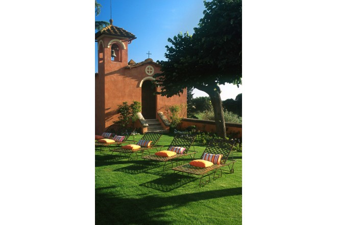 プールに面した可愛らしいチャペルもあります。