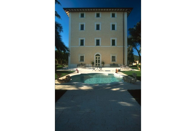 トスカーナの美ロケーションに佇む、三つ星シェフ アラン・デュカス氏が手がけるオーベルジュ。