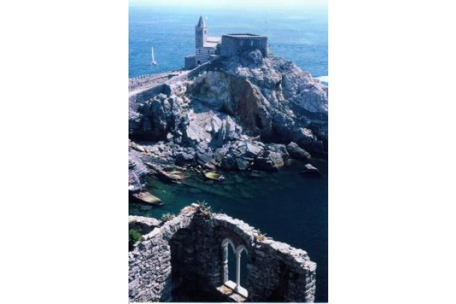 見る者を圧倒する重々しさを持った石造りの外観