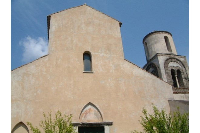 アマルフィの美しい海岸線が一望の元に見渡せる、ラヴェッロの街の中心に位置する教会。