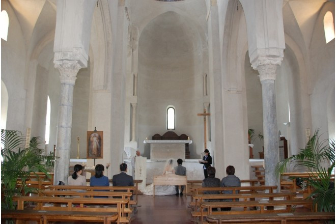 真っ白な清潔感のある内観と幾重にも伸びる高い天井のアーチが美しい。