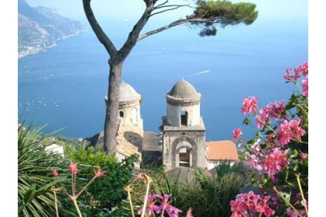映画の舞台にもなった世界遺産、アマルフィの海を見渡す高台に位置する教会です。
