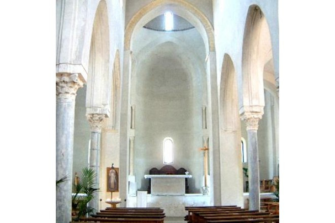 天井を支えるアーチの曲線が美しく、特徴的です。