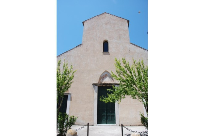 シンプルな中にも優雅な雰囲気を漂わせるアマルフィの教会。