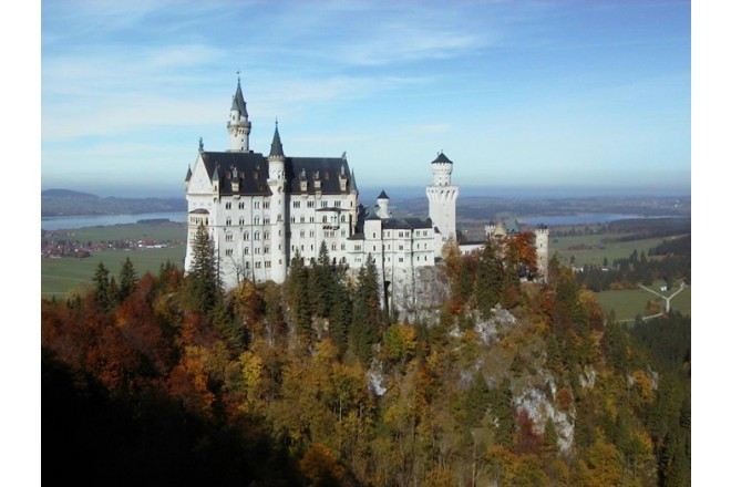 挙式後はあの有名なノイシュヴァンシュタイン城をバックにしての写真撮影や、プライベートツアーも