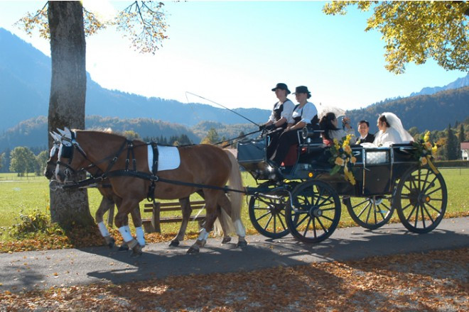 ウエディングドレス姿のままプリンセスのように馬車に揺られて