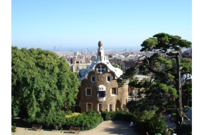 見る者を圧倒する、ガウディの斬新な作品が散りばめられた公園。