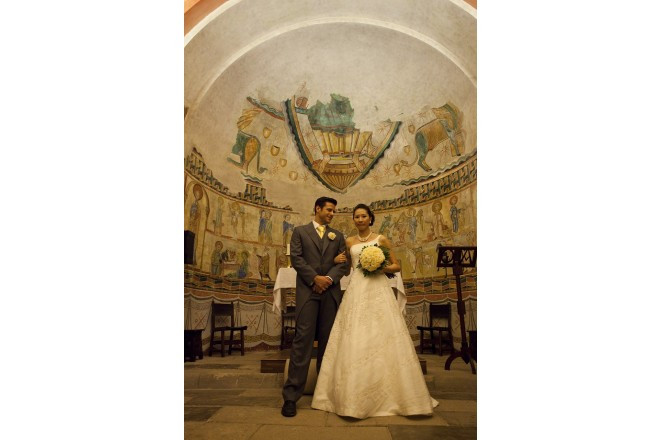 歴史と温かみを感じる宗教画が描かれた祭壇。