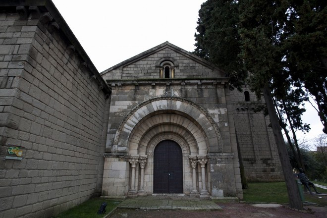 10~12世紀に建てられたロマネスク様式の修道院。