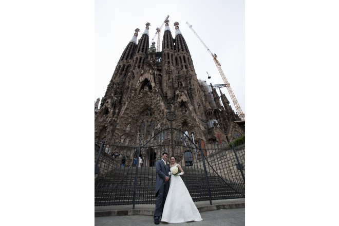 バルセロナならではの1枚!挙式後は世界遺産サグラダファミリアへフォトツアーへ。