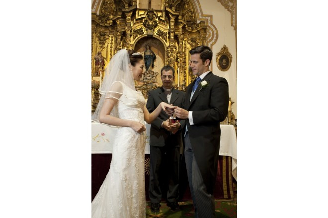 趣きと落ち着きのある装飾がなされた祭壇前で愛を誓い合う。