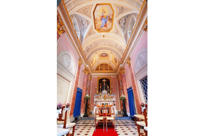 パステルピンクを基調に見事な彫刻があしらわれている可憐なチャペル