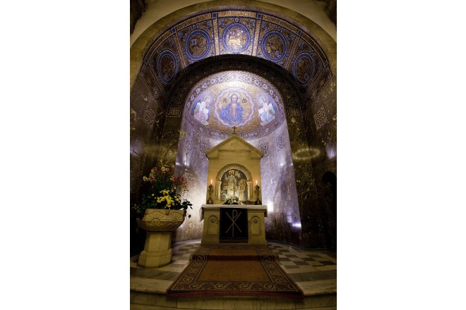 見る者を惹きつける神秘的なムードの教会内。