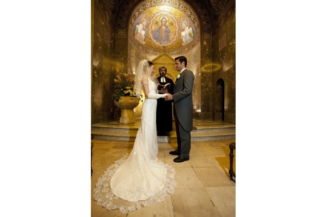 美しいキリストのモザイク画を前に愛を誓い合います。