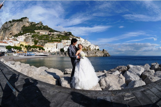 南イタリアの眩しすぎるブルーを背景にした極上のロケーションフォト