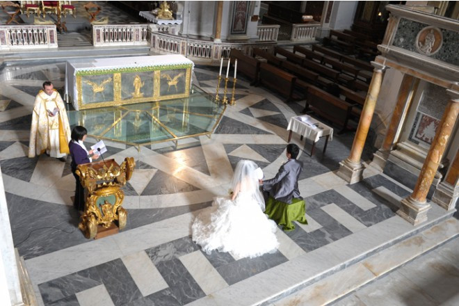 ディテールまでが美しい煌めきを放つサンタ・トロフィメナ教会の祭壇