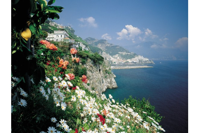 映画のロケ地としても注目を浴びるアマルフィ海岸は世界遺産に指定されている、美景の広がる高級リゾート地