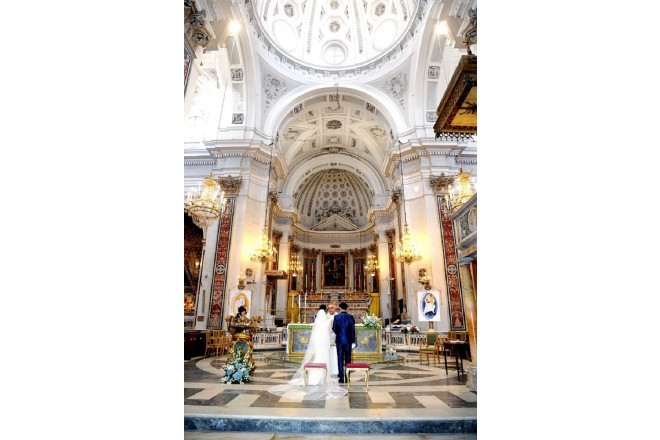 教会内に響く美しいパイプオルガンに鳥肌が立つほどの感動が味わえます