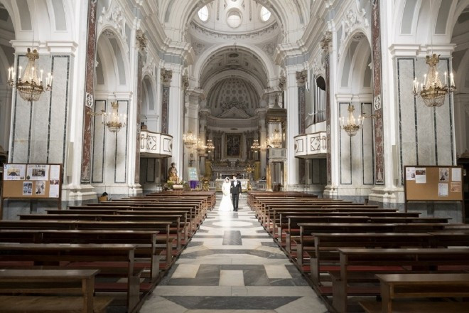 長いバージンロードに憧れる花嫁ごころを満たしてくれる、大スケール感。