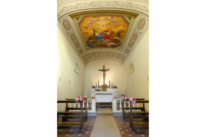 フィレンツェの中心部から車で約20分。小高い丘に立つ個人所有の邸宅内のチャペル。