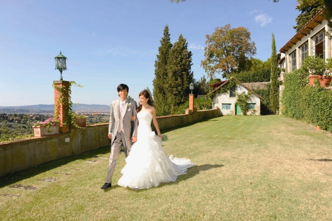 挙式後は生涯、二人の大切な思い出の場所となるヴィラで記念撮影。