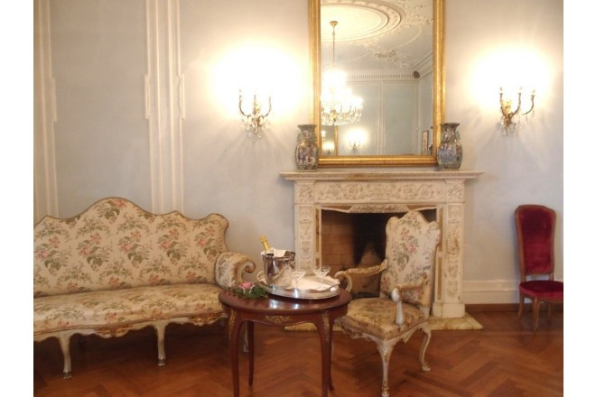 邸宅内でスプマンテ(イタリアの発泡酒)で乾杯します。