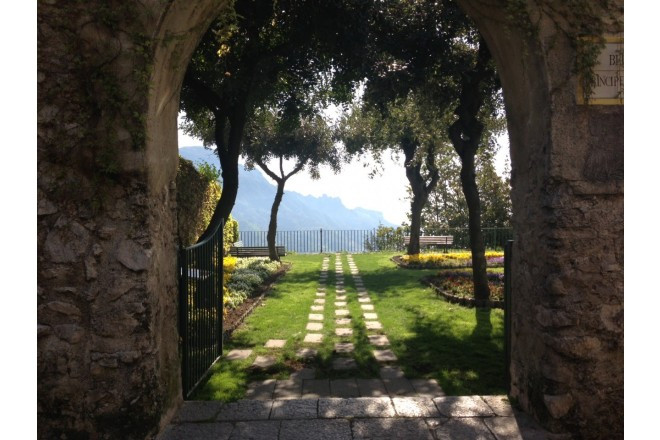 世界遺産アマルフィ海岸を見下ろす絶景の街・ラヴェッロに立つ美しい市庁舎。