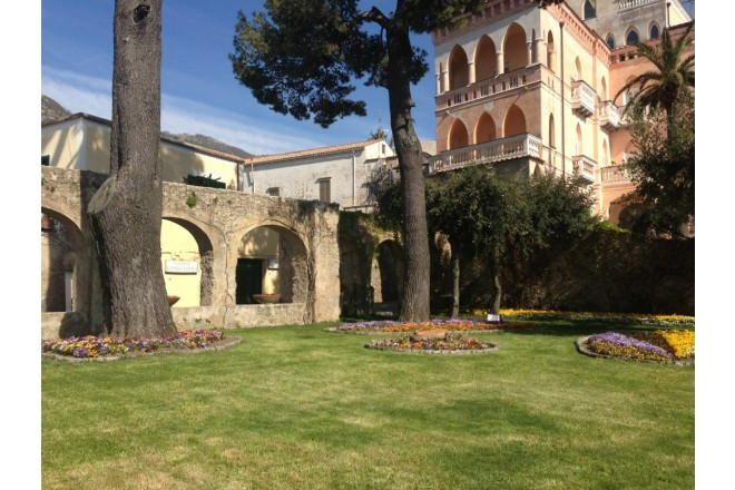 手入れの行き届いた緑のお庭。11世紀からの長い歴史を刻む趣きある建物です。