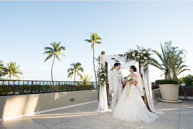 「天国の館」ハレクラニのラナイ挙式。きらきらと輝くワイキキビーチとダイヤモンドヘッドを一望できる空間でラグジュアリーなひと時を。