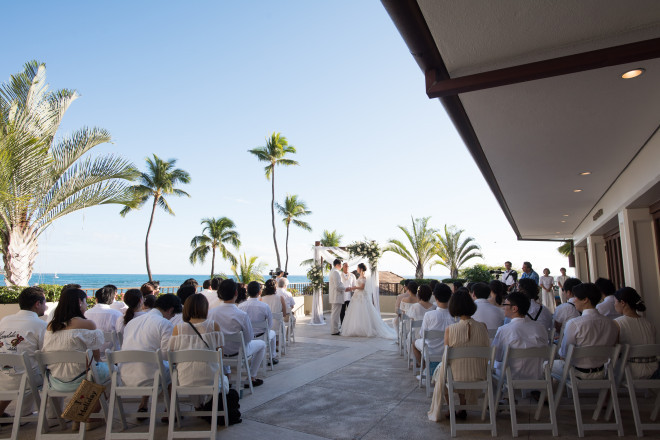 「天国の館」ハレクラニのラナイ挙式。きらきらと輝くワイキキビーチとダイヤモンドヘッドを一望できる空間でラグジュアリーなひと時を。