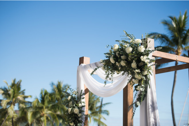 「天国の館」ハレクラニのラナイ挙式。きらきらと輝くワイキキビーチとダイヤモンドヘッドを一望できる空間でラグジュアリーなひと時を。