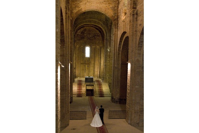 シンプルながら荘厳な雰囲気をひしひしと感じるパラドール内の挙式空間。