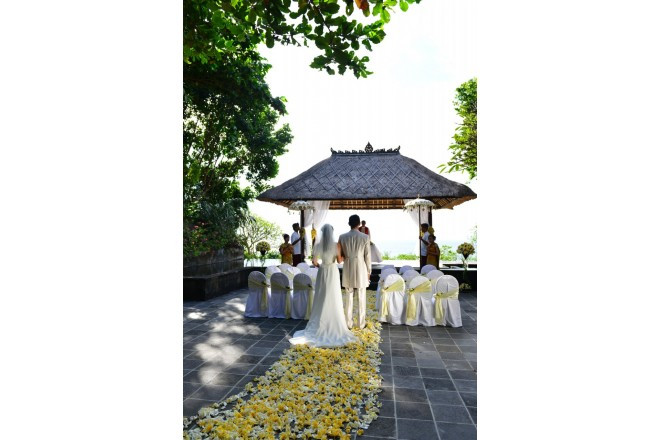 フレッシュなバリ島の花々を敷き詰めたバージンロード。