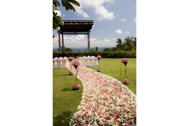 花々の敷き詰められた美しいバージンロードを歩いて。。ジャワスタイルの美しいガゼボ。