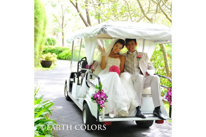 リゾート内をカートに乗って優雅に移動。