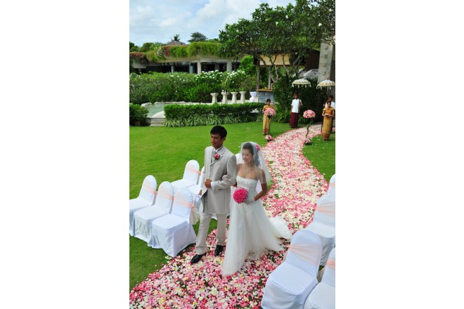 花々の敷き詰められた美しいバージンロードを歩いて。ジャワスタイルの美しいガゼボ。