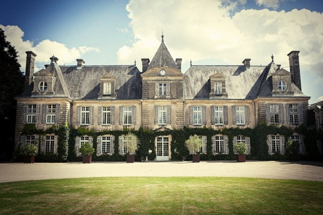 広大な庭園の中に建つ、ツタの絡まる気品溢れる外観。