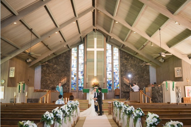 海をイメージした正面のステンドグラス・パイプオルガンもあり厳かな挙式を