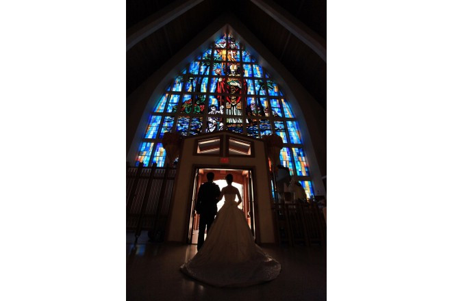 入り口の壁面一面を彩る美しいステンドグラスが印象的。