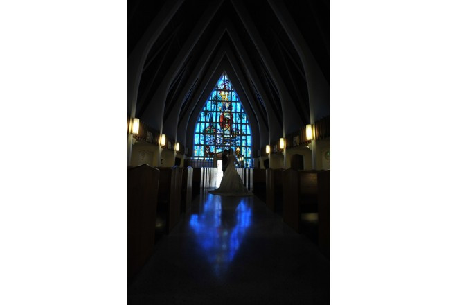 入り口の壁面一面を彩る美しいステンドグラスが印象的。