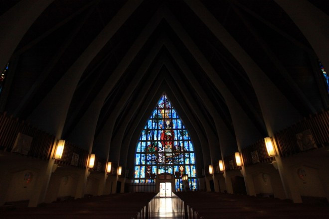 入り口の壁面一面を彩る美しいステンドグラスが印象的。