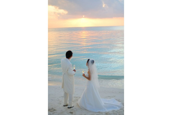 見たこともない美しいグラデーションに染まる海。太陽の沈んでいくロマンティックなビーチ