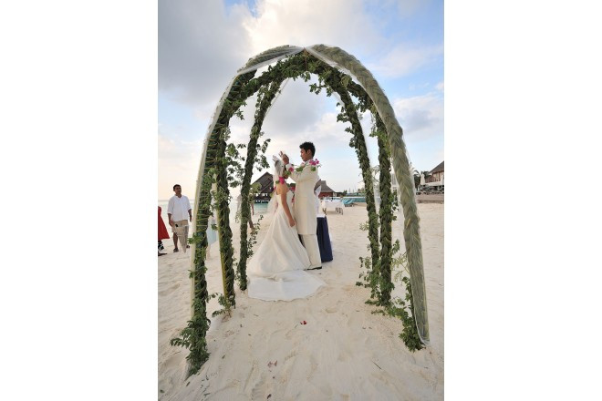 自然の草木で心を込めて手作りされたセレモニースペースでの温かな挙式