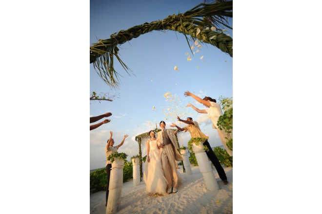 心地よい潮風に舞い上がるフラワーシャワーの香りに包まれて