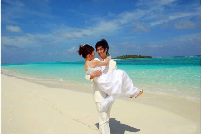 「こんな海の色初めてだね。」絵葉書のように美しい光景の中でフォト撮影。